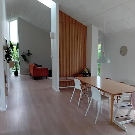 Spacious Family House Outside And Inside *